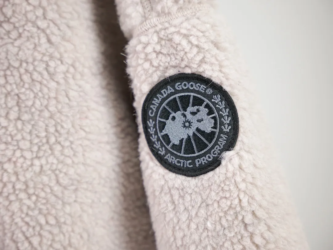 P620 Canada Goose/Canada Goose Shearling Jacket Simcoe Shearling Zip Jacket is made from Kind artificial long-hair sherpa, our new generation of wool fleece that helps keep the earth cold and the people on it warm. It features dropped shoulders, a high collar and an adjustable waist hem with internal drawstrings. Standard embroidery color label; top-quality goose Simcoe lambskin Color: Apricot Pink Black Gray White Army Green Size: S M L